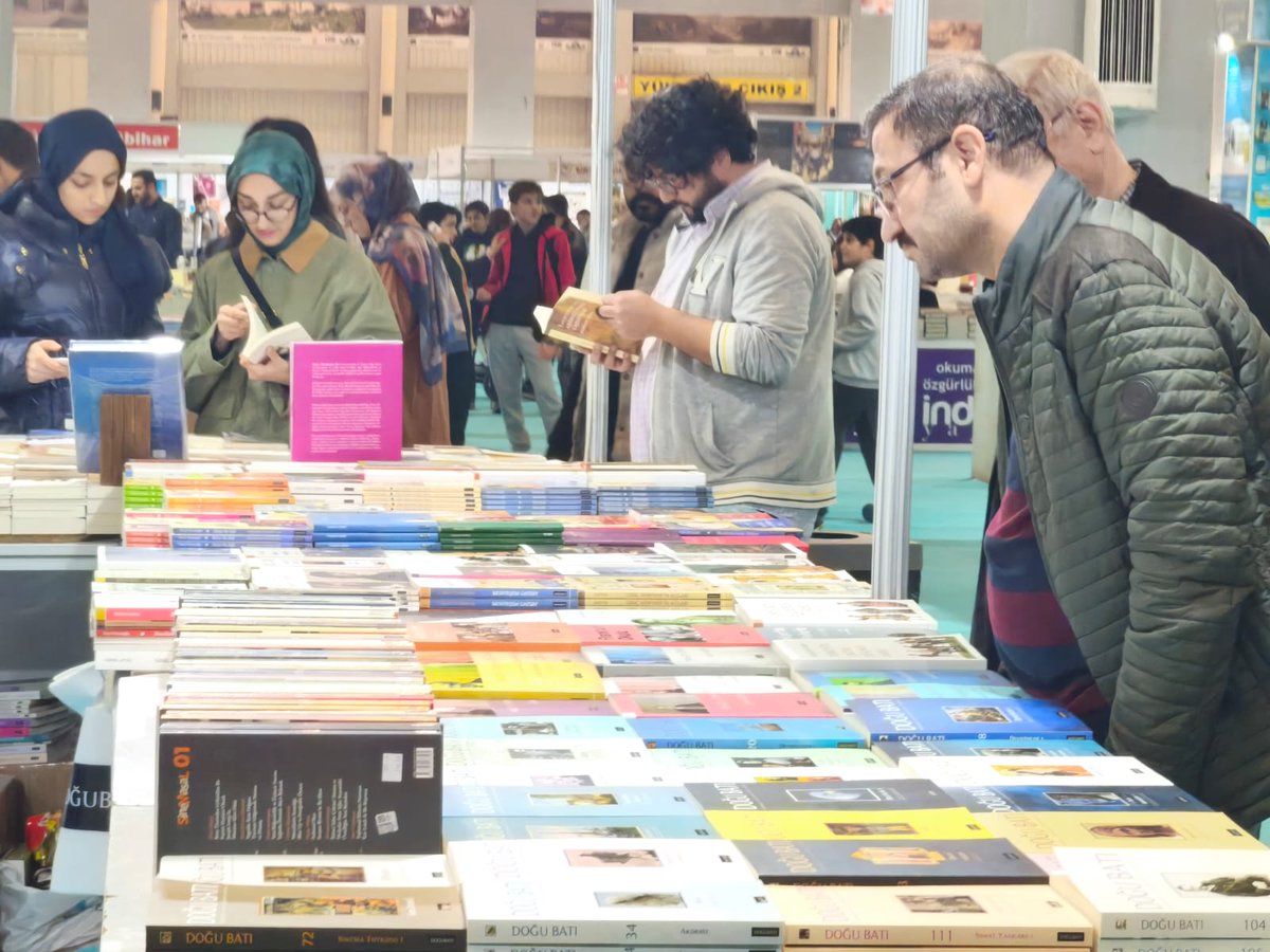 DoguBatiYayin's tweet photo. 21-30 Kasım tarihleri arasında 8. Şanlıurfa Kitap fuarındayız.
Okurlarımızı bekleriz.
Yer: Şanlıurfa Fuar Merkezi
Ziyaret Saatleri: 10.00- 20.00
#şanlıurfa #kitaplar #dergi #tarih #felsefe #sanat #sosyoloji #edebiyat #antropoloji #bilim #doğubatıdergisi #posterler https://t.co/3YXC52Qnw0