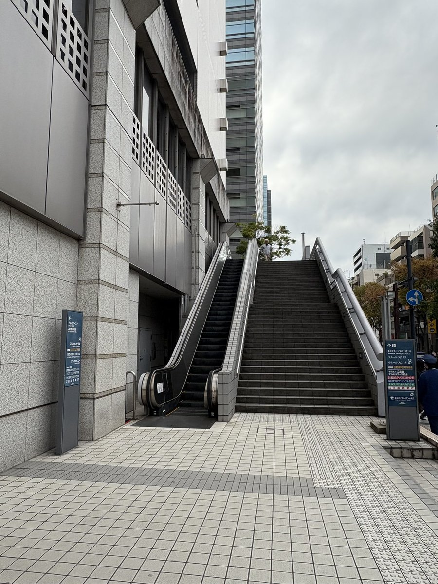 gyakuwatagashi's tweet image. ベスギボンズを見に来る方へ。アルカキットが開いてる時間ならアルカキットに入って2階までエスカレーターで行き1番奥の出口からでればそのままトリフォニーへいけます。開いていない時間ならこの隣にあるエスカレーターが便利です。下から行くと地味に信号待ちとか車の搬入に時間とられます。おすすめ