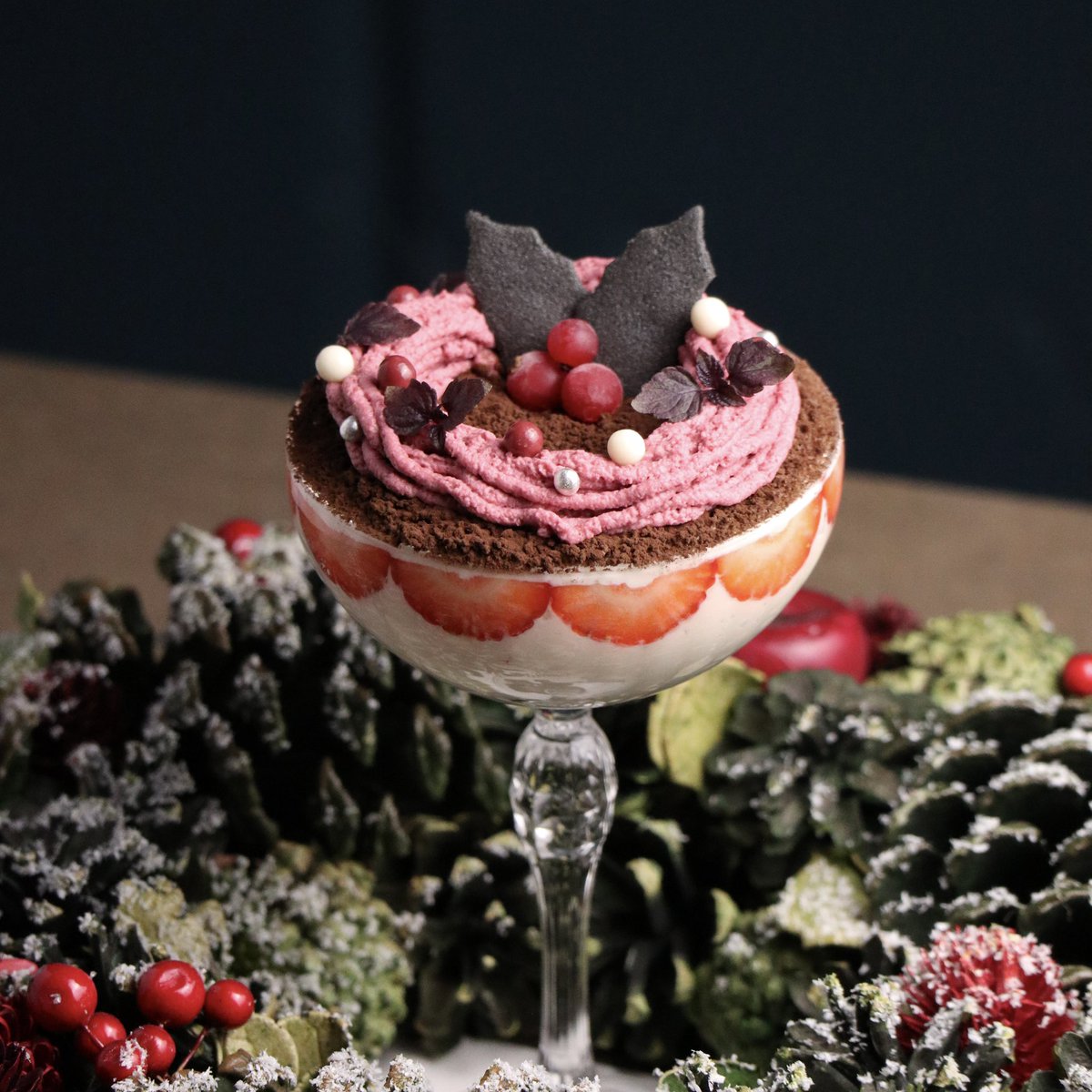 夜パフェ専門店 Number Kuma

パフェのご紹介

『 赤いひいらぎさん。』

ヒイラギは、変わらない生命の象徴
赤い実と緑の葉は、守りと祝福の色

輪の形をしたリースは
つながりが途切れないことの約束です

クリスマスは、
本来 “与える心” の日
この冬、あなたが想う人へ
小さな祝福が届きますように