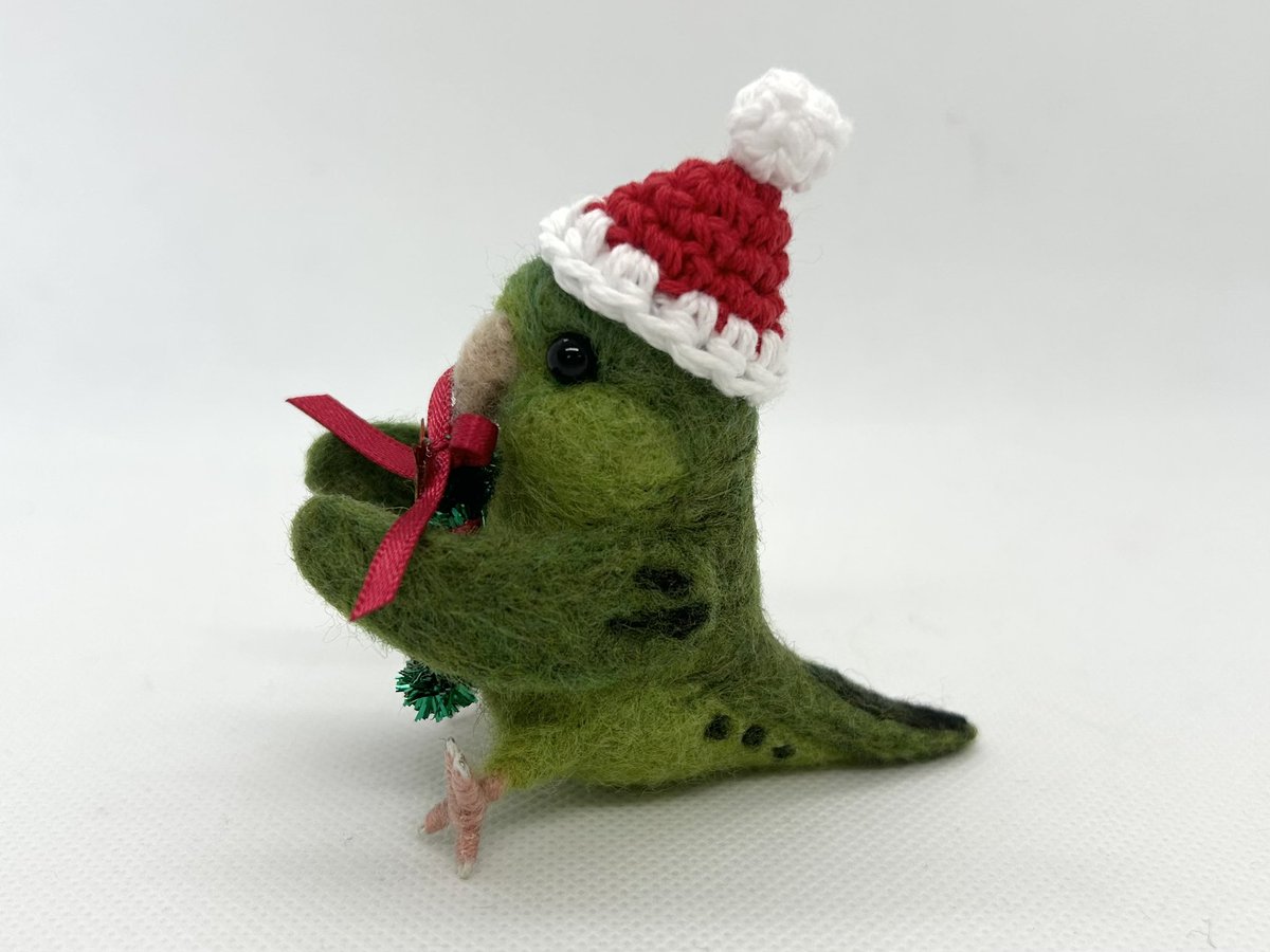kodamambo_yu's tweet image. おすわりちゃん。サザナミインコグリーンノーマル。クリスマスのかわいい彩りになりますように🎄

#サザナミインコ　#needlefelting #tinybooboo #羊毛フェルト