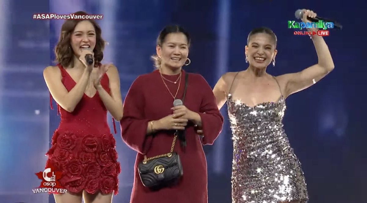 KapamilyaTFC's tweet image. Pangmalakasang Karaoke jamming with you #ItsShowtime hosts! 😍🎤

@ASAPOfficial @itsShowtimeNa
#ASAP #ASAP30 #ASAlovesVancouver #ASAPonTFC #TFC #TheFilipinoChannel #ViceGanda #AnneCurtis #VhongNavarro #JhongHilario #KimChiu #OgieAlcasid #DarrenEspanto