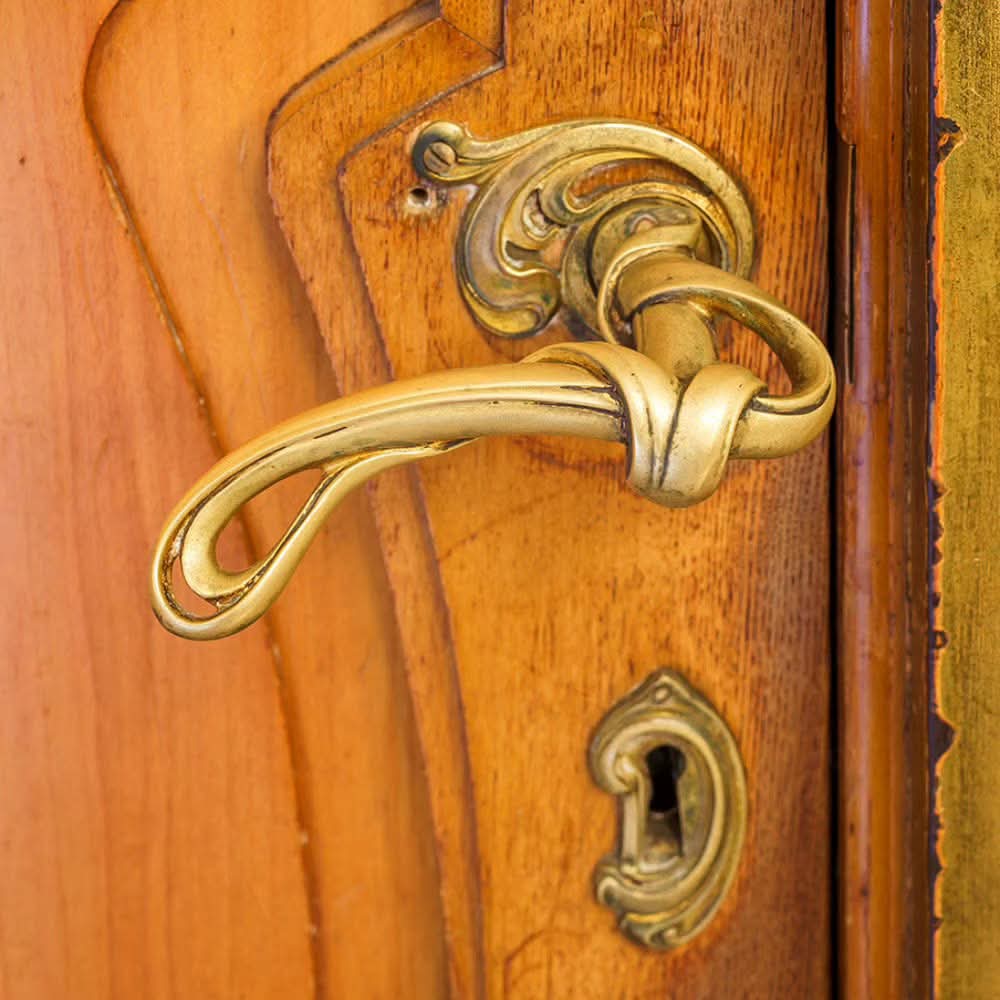 LeoDaVinciWave's tweet image. A door handle designed by the Belgian architect and designer Victor Horta, a pioneer of the Art Nouveau movement.