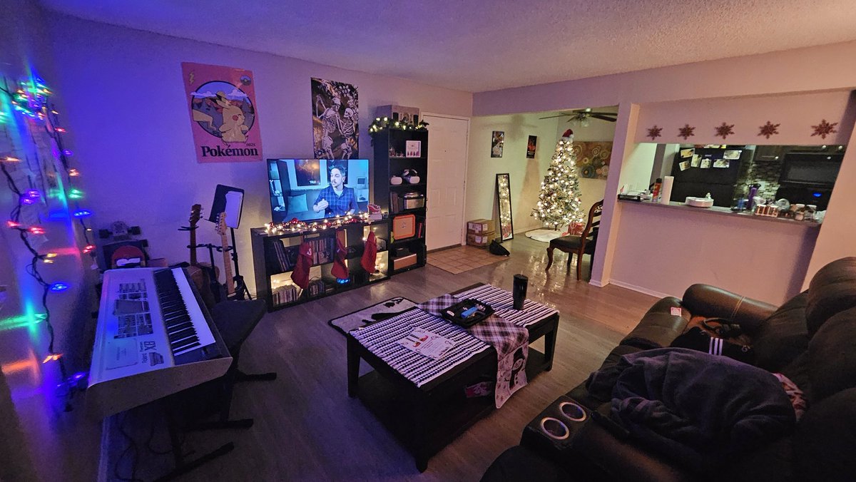 ShaneEditor's tweet image. Tessa went all out with decorating our apartment