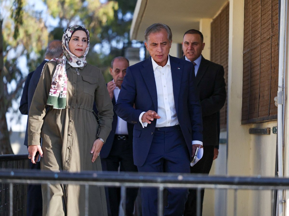 PrimeMinistry's tweet image. رئيس الوزراء الدكتور جعفر حسَّان يبدأ جولة ميدانيَّة تفقديَّة من لواء #الرصيفة في محافظة #الزرقاء، يتفقَّد خلالها مدرسة جبل الأمير فيصل الأساسيَّة التي كان قد وجَّه بإجراء صيانة شاملة لها خلال زيارته قبل نحو عام، ويوعز بتنفيذ أعمال إضافيَّة تتضمَّن إنشاء مرافق لخدمة الطَّلبة…