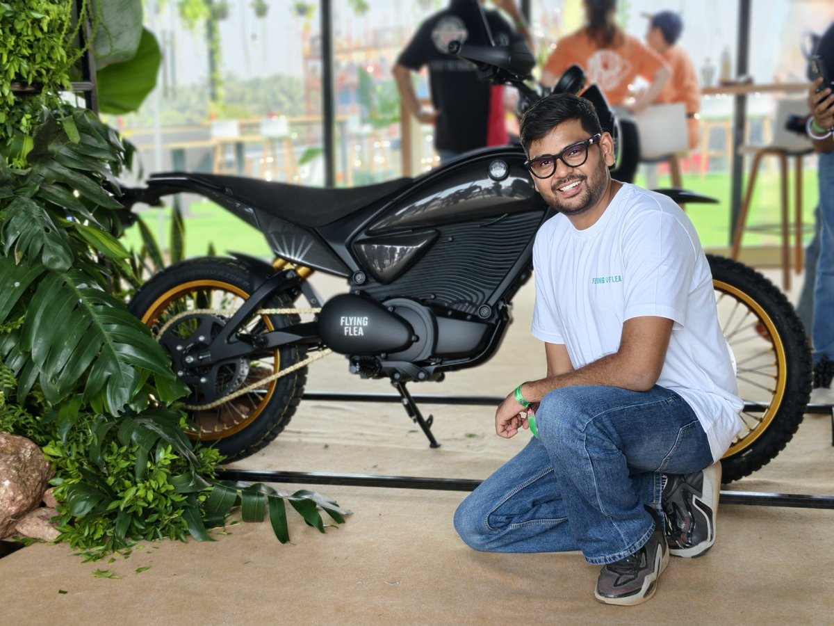 utsavtechie's tweet image. Royal Enfield is entering the electric bike segment.

The Flying Flea S6 is already unveiled a pure on- and off-road electric bike

Another model, the Flying Flea C6, is designed for comfortable city rides.

These bikes aren’t just electric, they’re smart, featuring Snapdragon…