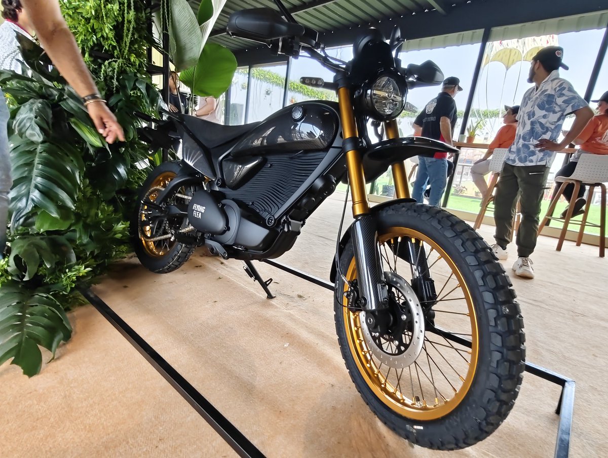 utsavtechie's tweet image. Royal Enfield is entering the electric bike segment.

The Flying Flea S6 is already unveiled a pure on- and off-road electric bike

Another model, the Flying Flea C6, is designed for comfortable city rides.

These bikes aren’t just electric, they’re smart, featuring Snapdragon…