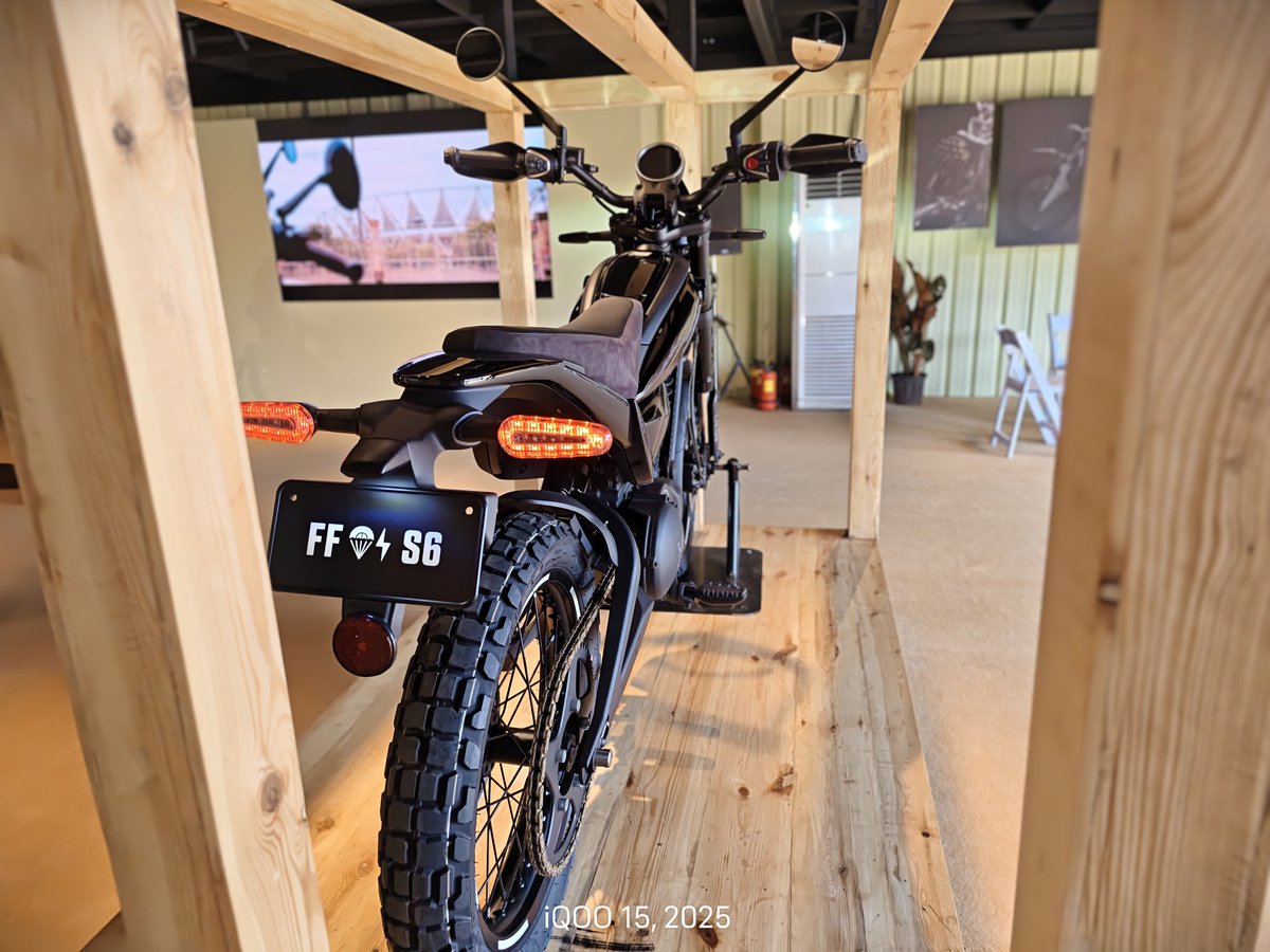 utsavtechie's tweet image. Royal Enfield is entering the electric bike segment.

The Flying Flea S6 is already unveiled a pure on- and off-road electric bike

Another model, the Flying Flea C6, is designed for comfortable city rides.

These bikes aren’t just electric, they’re smart, featuring Snapdragon…