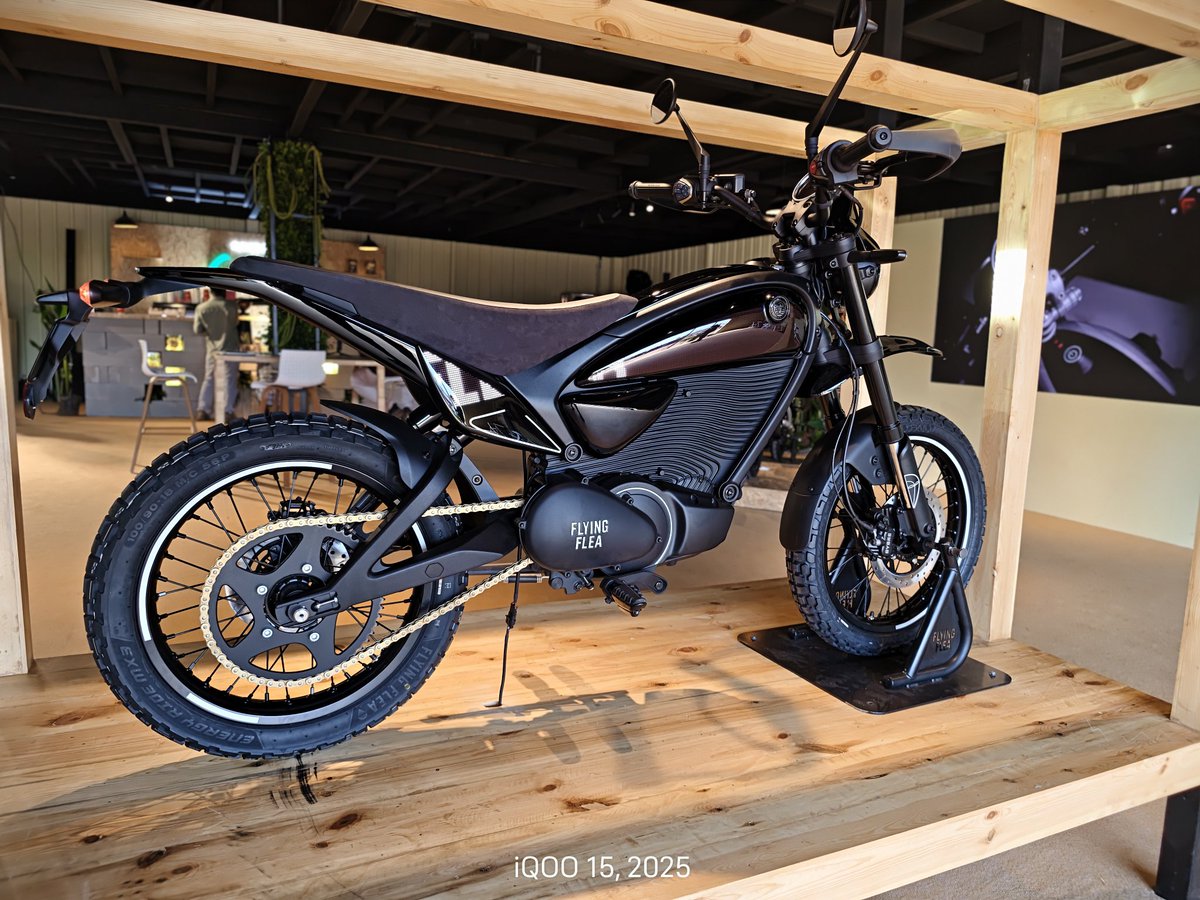 utsavtechie's tweet image. Royal Enfield is entering the electric bike segment.

The Flying Flea S6 is already unveiled a pure on- and off-road electric bike

Another model, the Flying Flea C6, is designed for comfortable city rides.

These bikes aren’t just electric, they’re smart, featuring Snapdragon…