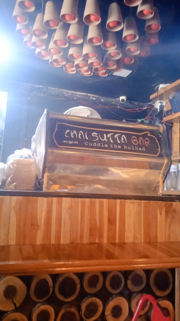 नवम्बर की सर्द रात है, 
शॉल तो उसने ओढी होगी... 

आधी चाय पी ली होगी, 
आधी आदतन छोड़ी होगी... 

मेरी याद और उसे, 
अरे नहीं नहीं, इतनी फुर्सत उसे थोड़ी होगी___!! 

❤💞