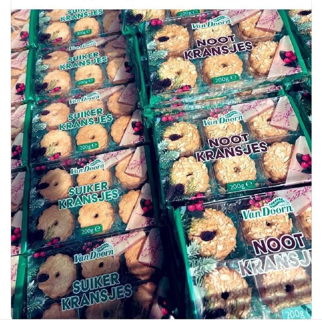 Kijk!!!... En zo sluipt het er ongemerkt in dat een KERSTkransje in een SUIKER of NOOTkransje veranderd want je zou het woord KERST  gebruiken voor een koekje dat is discriminerend, en zo wordt stukje bij beetje alles van ons afgenomen...misschien moeten we zelf maar faan bakken