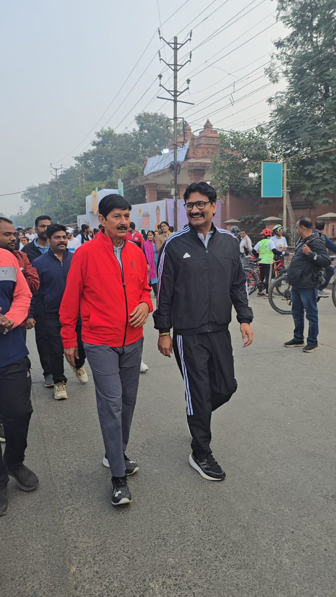 JeetuYadavOnlin's tweet image. वन इंदौर, रन इंदौर – ‘रन विद मेयर’ : इंदौर की एकता और उत्साह की दौड़

देश के सबसे स्वच्छ शहर इंदौर में युवाओं एवं नागरिकों के स्वास्थ्य जागरुकता हेतु मेयर पुष्यमित्र भार्गव जी द्वारा आयोजित वन इंदौर रन इंदौर, रन विद मेयर के में हिस्सा लिया!