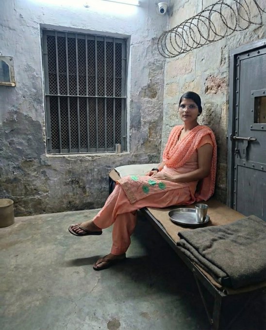 TheRFTeam's tweet image. On one hand, a girl named Karishma is arrested instantly for a so-called “provocative” post.
On the other hand, when Sharmishtha was arrested for making derogatory remarks about Prophet Muhammad ﷺ, an entire ecosystem came out to defend her.

Even the self-proclaimed…