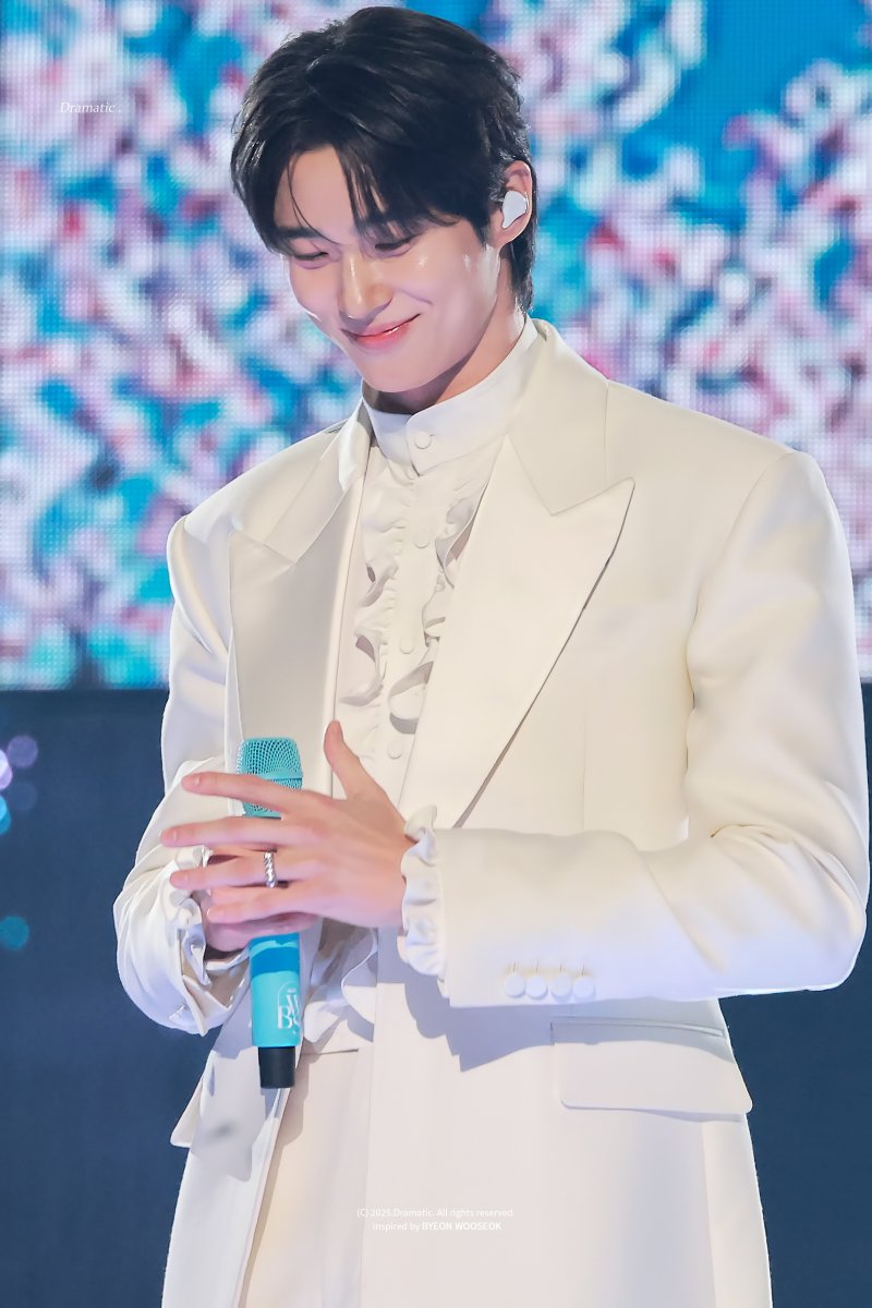 241123 MAMA 
저 미소 한 번이면 평생 좋아할 자신 있어
#변우석 #ByeonWooSeok