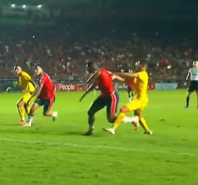 GermanCoder231's tweet image. Genuinamente cree que esto no sería penal en el VAR jajaja.