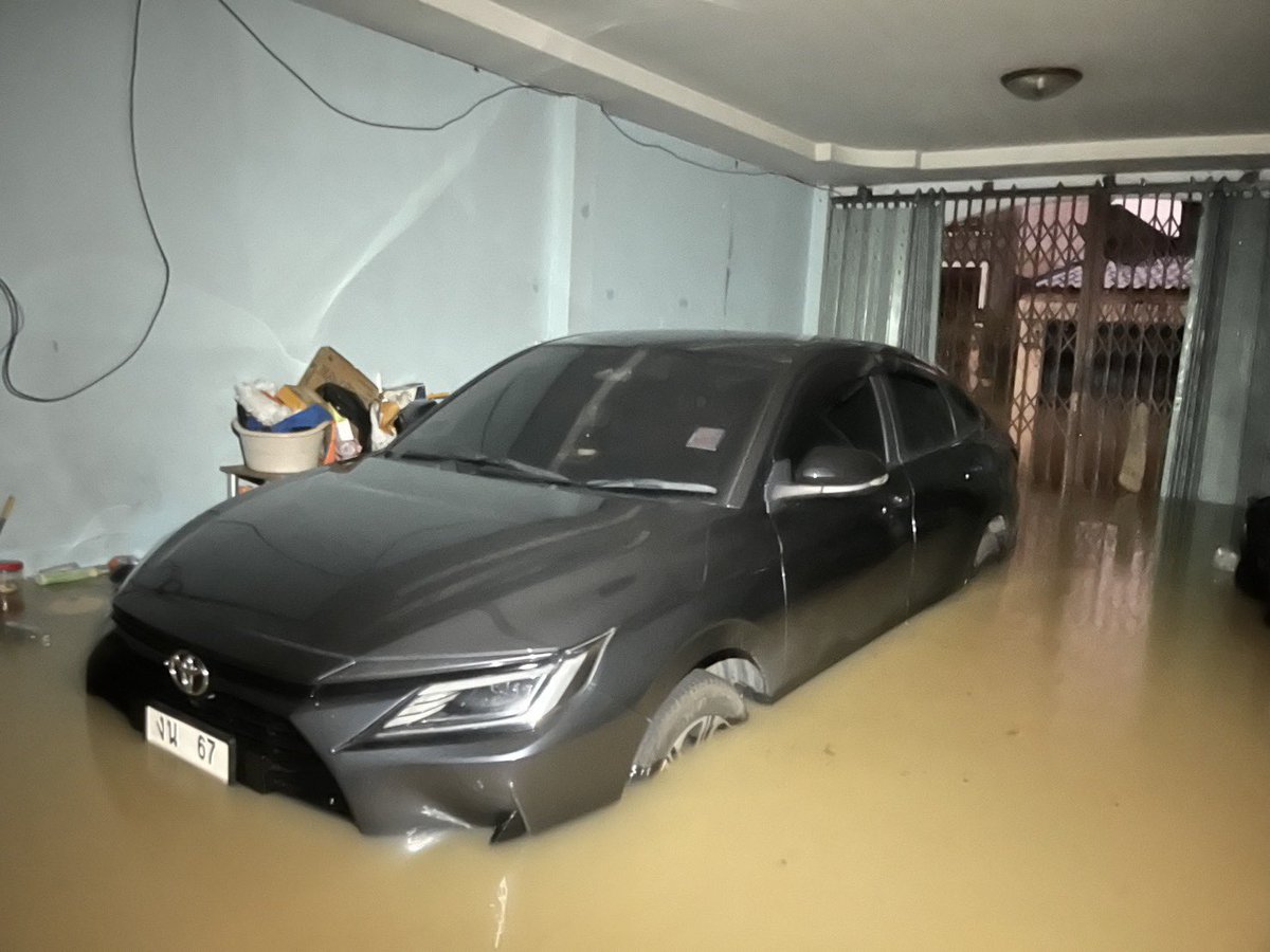 fabrosauruss's tweet image. ขอความช่วยเหลือค่ะ
ที่บ้านมีคนติดอยู่ในบ้าน 5 คนค่ะ เป็นผู้สูงอายุ 1 คน ผู้ป่วยโรคไต 1 คน 
อาหารที่กักตุนเริ่มไม่พอ แล้วก็โทรศัพท์แบตหมด ติดต่อไม่ได้แล้วค่ะ 
อยู่ในซอยโชคสมาน 5 ซอย 14 
#น้ำท่วมหาดใหญ่