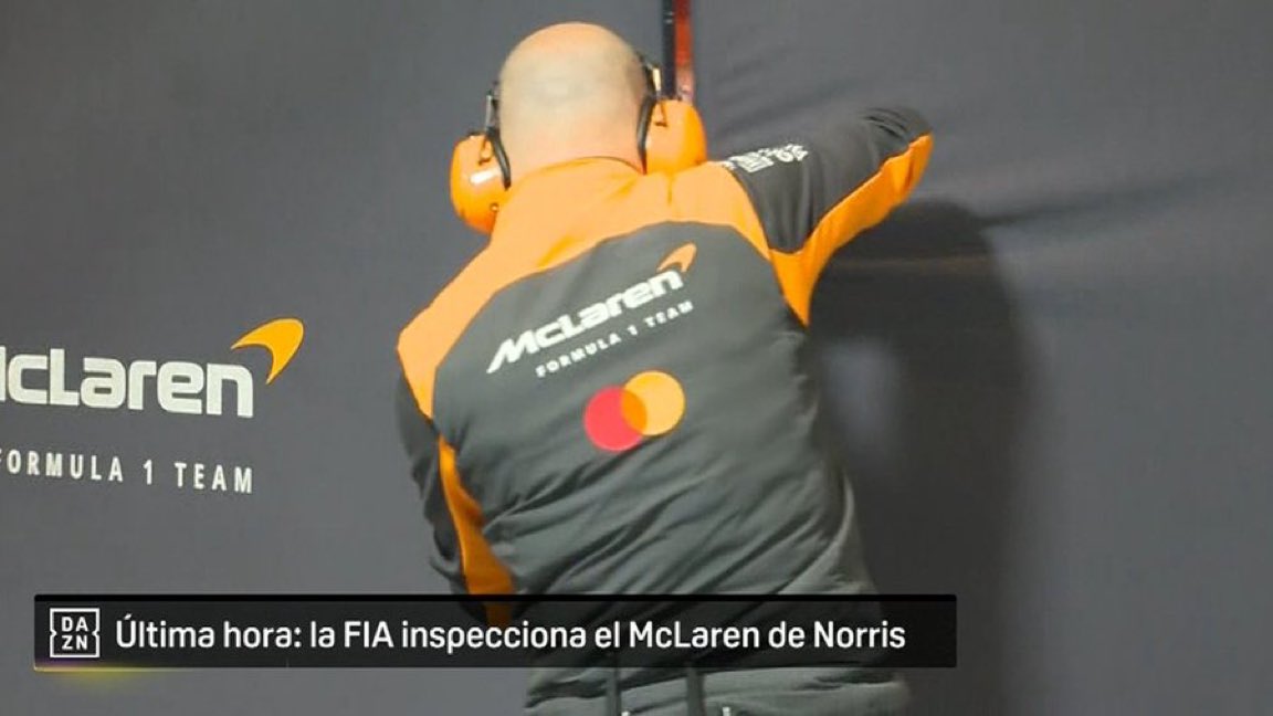 1FMasters's tweet image. 🟪 La FIA está en box de McLaren, han tapado la parte del garaje de Norris para que no se viera lo que está pasando