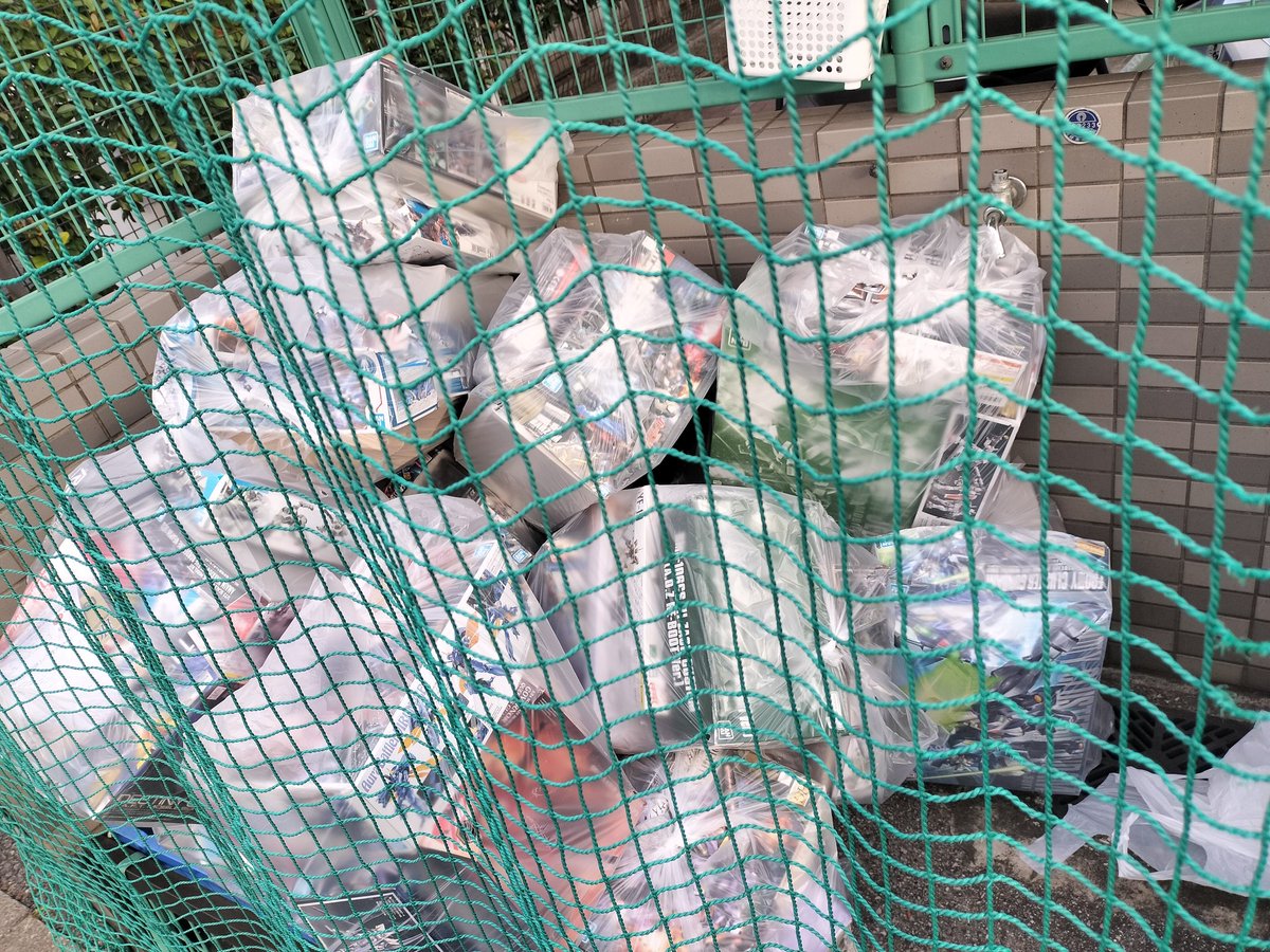 4gpu1t07xvb8's tweet image. 奥さんか母さんに捨てられたであろう大量のガンプラがゴミ捨て場にあった🥲