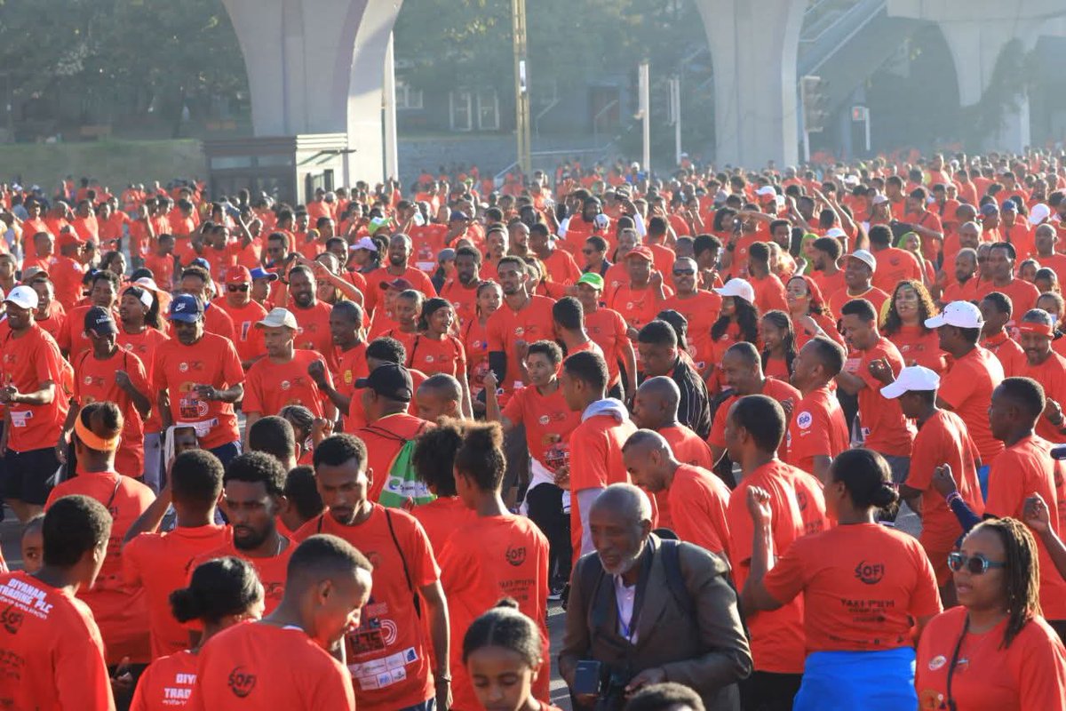 GazettePlusET's tweet image. ✍️A record 55,000 runners flooded the streets of Addis Ababa for the 25th Great Ethiopian Run!
✍️Celebrating its Silver Jubilee, Africa&apos;s premier race showcased a &quot;Country in 10 Kilometers&quot; with elites, locals, international visitors
#GreatEthiopianRun #AddisAbaba #Running 🇪🇹
