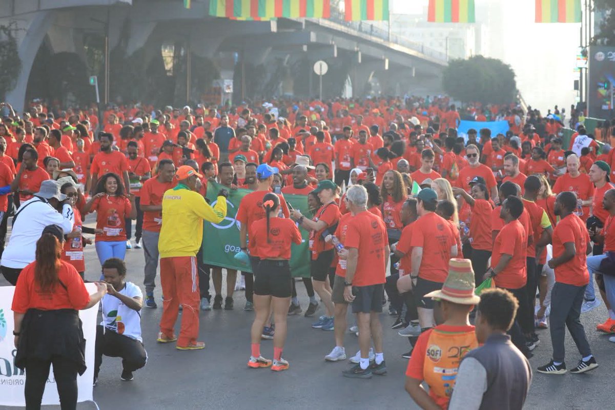 GazettePlusET's tweet image. ✍️A record 55,000 runners flooded the streets of Addis Ababa for the 25th Great Ethiopian Run!
✍️Celebrating its Silver Jubilee, Africa&apos;s premier race showcased a &quot;Country in 10 Kilometers&quot; with elites, locals, international visitors
#GreatEthiopianRun #AddisAbaba #Running 🇪🇹