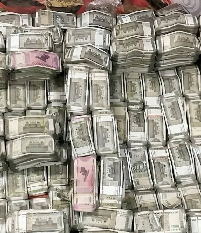 LakhanmeenaIND's tweet image. मिलिए भरत जैन से 🔥🔥🔥 

भाई मुंबई में पहले खुद भीख मांगता था, 
अब 18,000 भिखारियों की फौज खड़ी कर दी 

◆ महीने की कमाई 7 करोड़ रुपये भिखारियों को शेल्टर-खाना देता है, बदले में 20% हिस्सा वसूलता है 

◆ घर से 460 करोड़ कैश बरामद हुए

◆ 8 विला, 8 लग्जरी फ्लैट, 2 बेशकीमती बंगले…