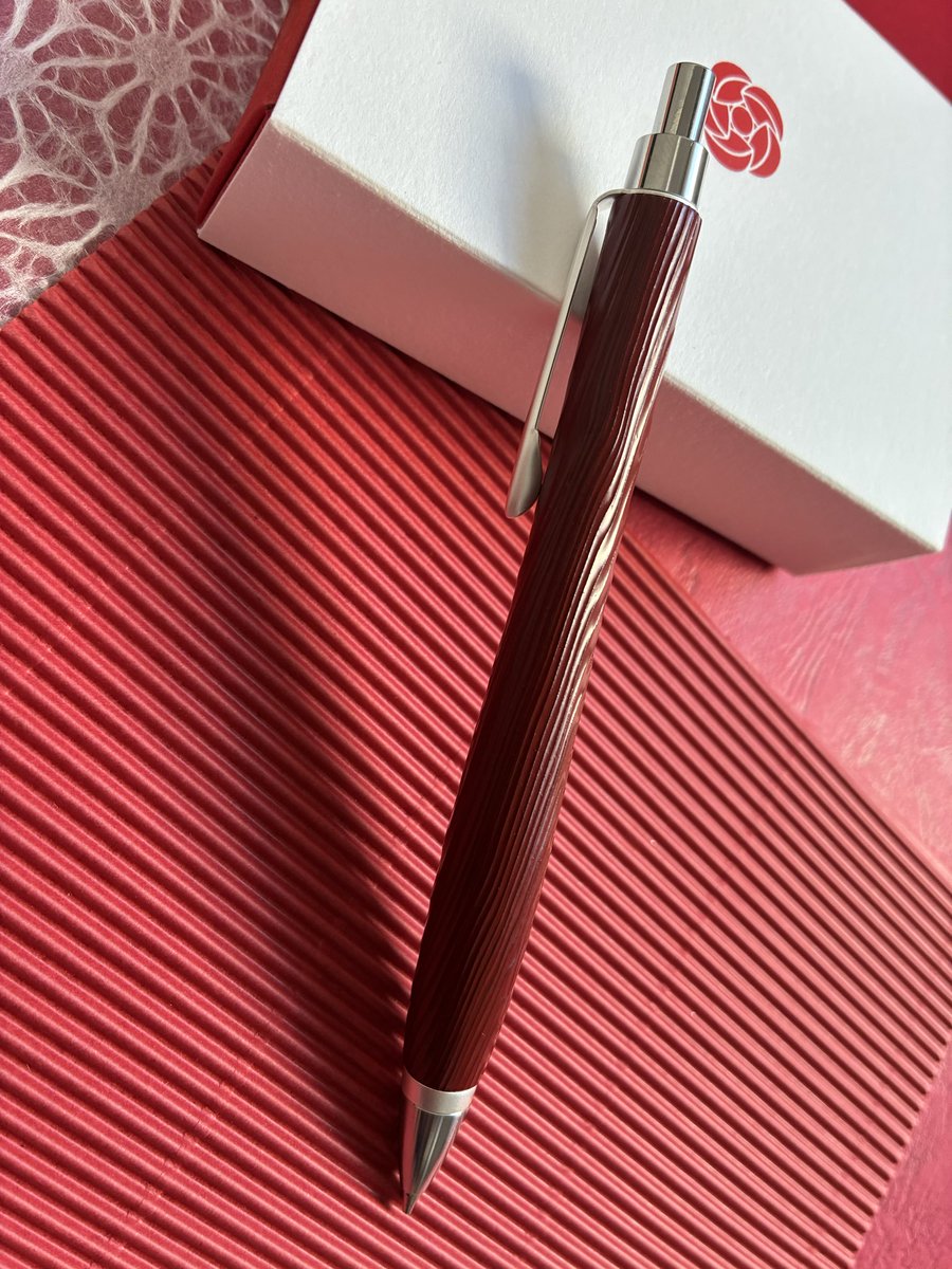 朱椿粋購入品②
浮造り国産本朱　朱代

年輪が細かく天然のローレットみたいになってて、持ってる感覚がいいです

浮造りのボールペンを持っているので今度はシャーペンにしてみました😊