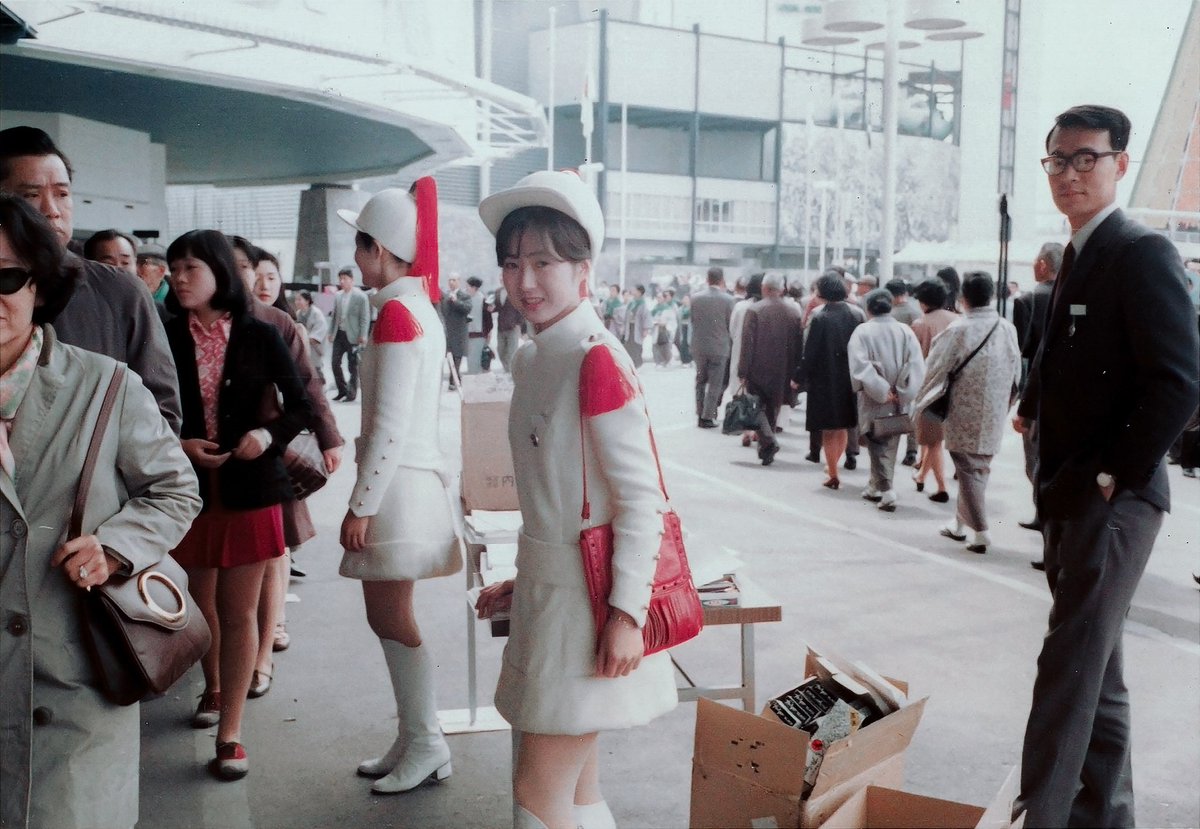 japan80to00's tweet image. 1970年、大阪万博の日本館コンパニオン