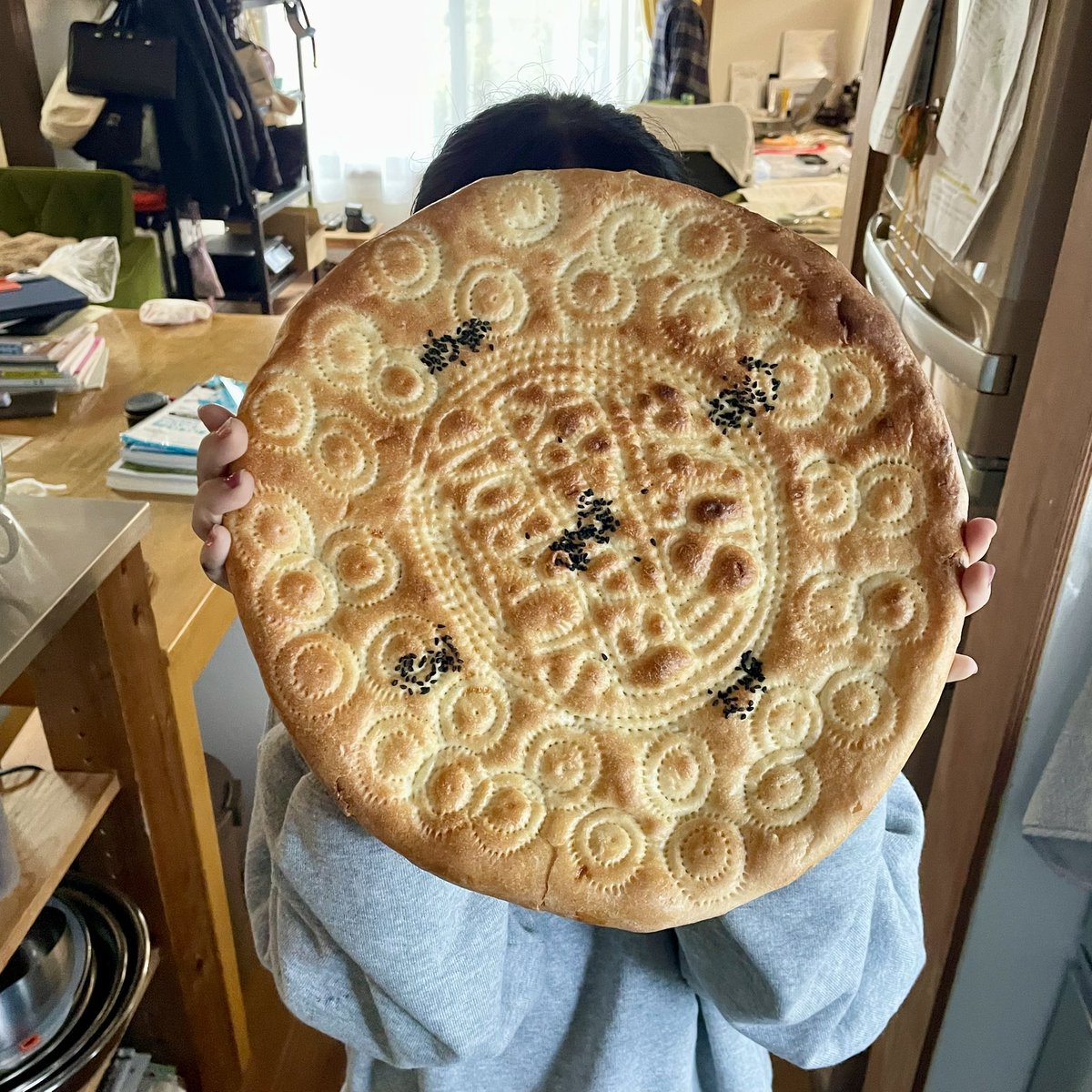 ウズベキスタンのやつがきたー！👏
これは、ちょっとベーグルのような風味でとっても私好みです(想像通り)
こういうのを半分くらいパクパク食べちゃうという人いたけど、わかる！
これは止まらない、素朴な味がたまらない。
胡麻みたいなやつ、胡麻じゃない風味😳
ニゲラかしら？
ロゴの向き無視で📸😂