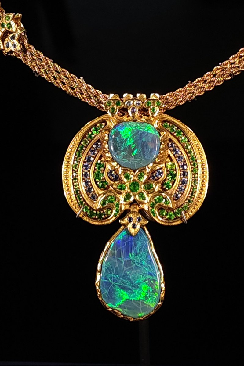 Lim00731's tweet image. 티파니 전시 오팔 목걸이 왠지 크랙이 많았음