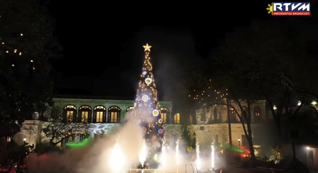 PIADesk's tweet image. LOOK: The Malacañang Christmas Tree is now lit following a ceremony led by President @bongbongmarcos and First Lady Liza Marcos at the Kalayaan Grounds on November 23. The event marks the start of the Filipino Christmas season and reflects the shared hope for a Bagong Pilipinas.