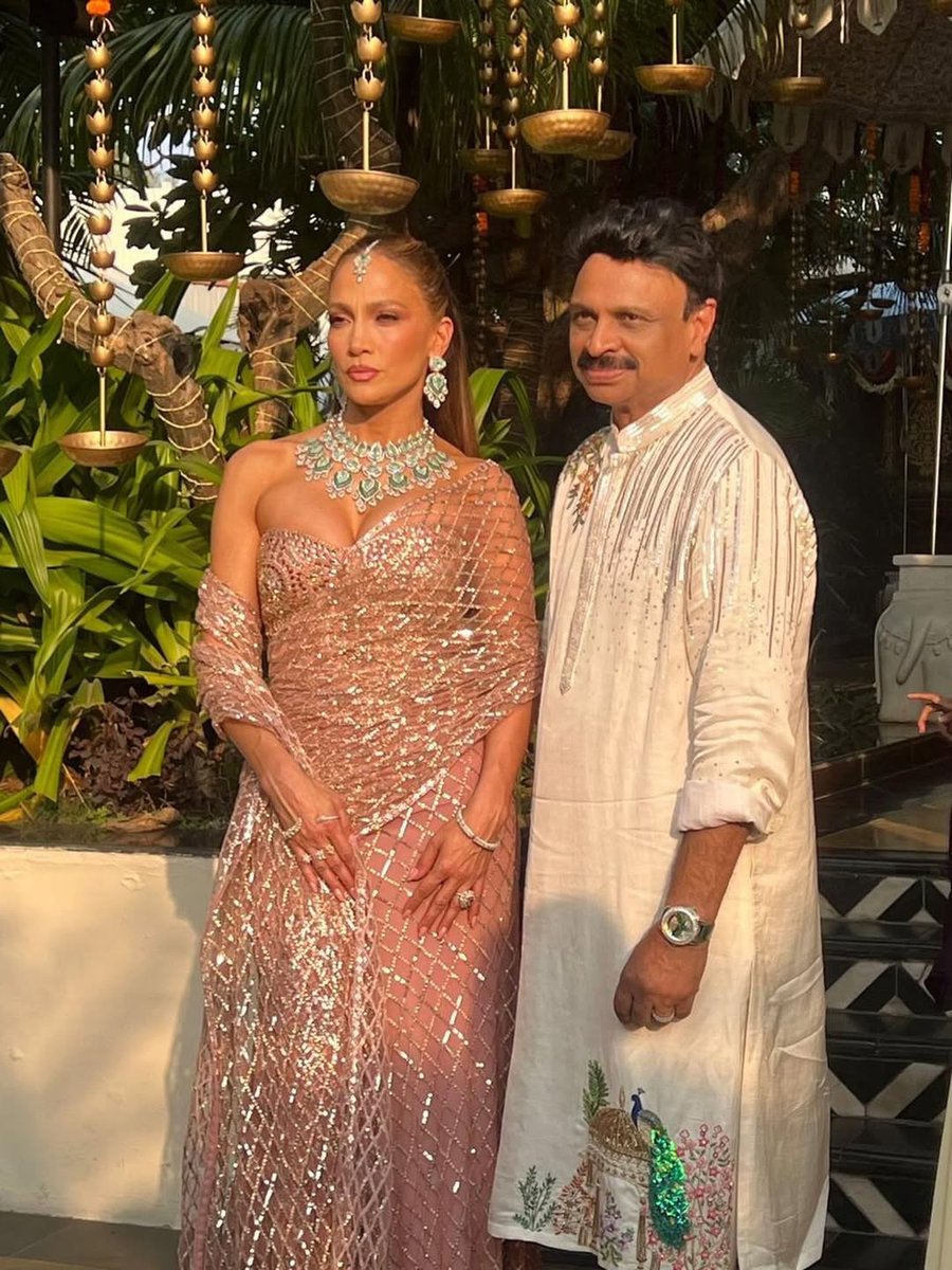 JLopezUpdate2's tweet image. Jennifer Lopez in desi wear at a wedding in Udaipur, India.