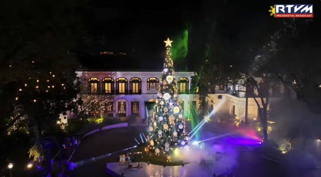 PIADesk's tweet image. LOOK: The Malacañang Christmas Tree is now lit following a ceremony led by President @bongbongmarcos and First Lady Liza Marcos at the Kalayaan Grounds on November 23. The event marks the start of the Filipino Christmas season and reflects the shared hope for a Bagong Pilipinas.
