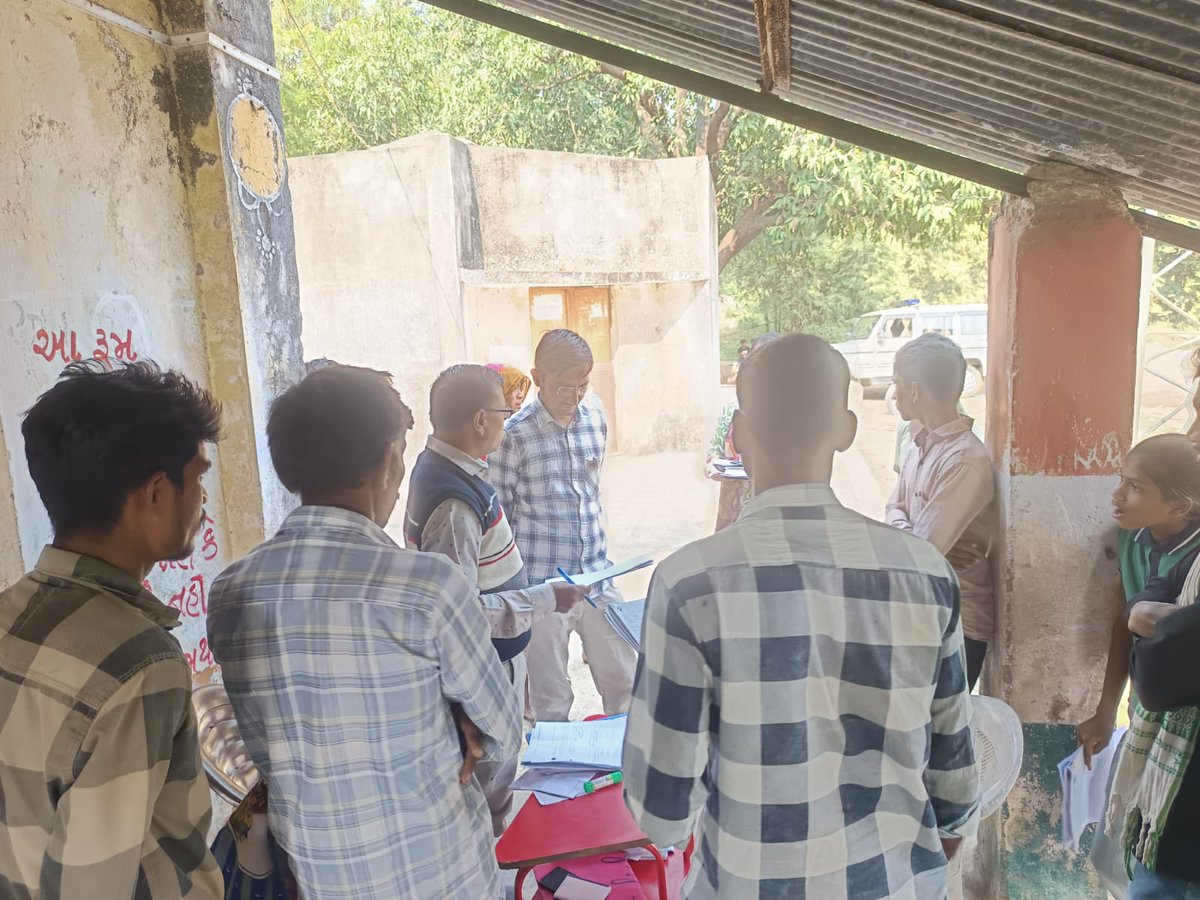 SIR-2025 અંતર્ગત છોટાઉદેપુર તાલુકાના કનાસ,જામલા,કોલી,વનાર ખાતે ખાસ કેમ્પના દિવસે બી.એલ.ઓ.શ્રીને સમયમર્યાદામાં કામગીરી પૂર્ણ કરવા જરૂરી સૂચનો આપ્યાં.