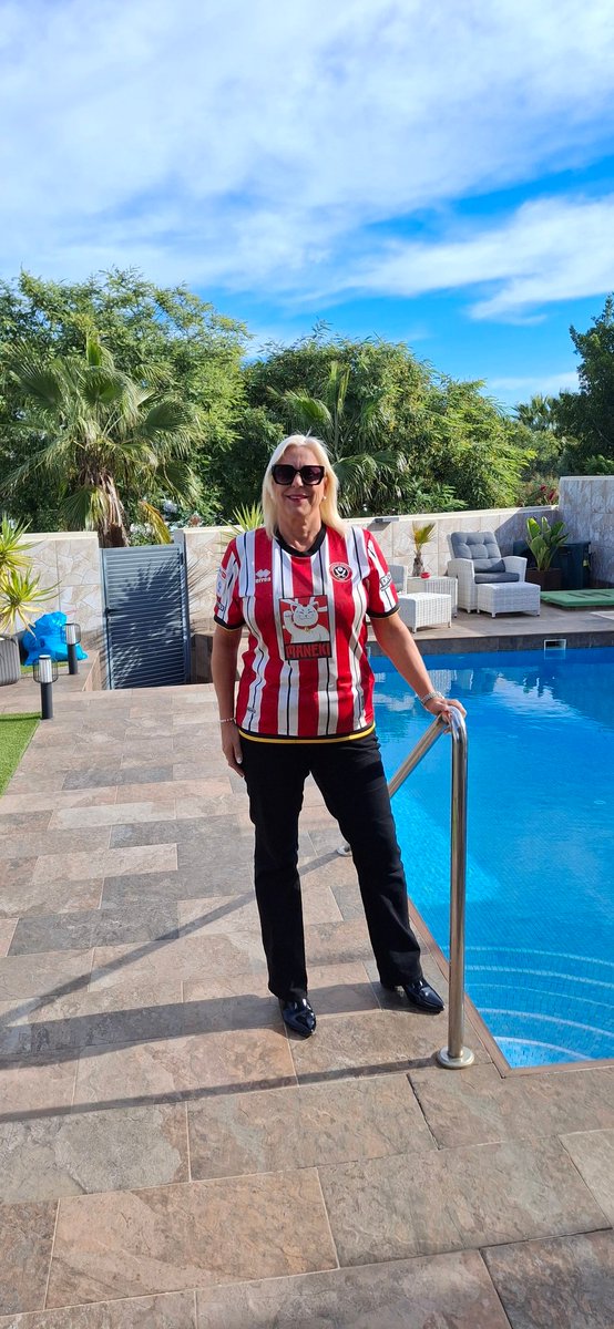 KatherineRoot's tweet image. Match ready! Thanks again for the shirt @Sydiepeck8 ...hoping it'll be bring us good luck and your first goal for us! No pressure 🤣🤣⚽️⚔️ #twitterblades #Sheffieldunited