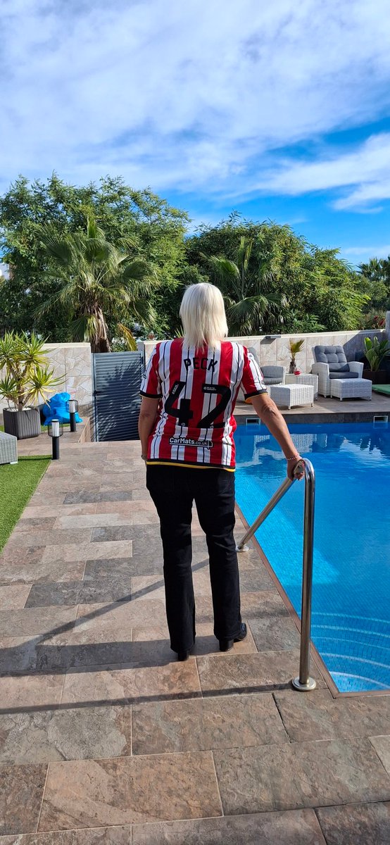 KatherineRoot's tweet image. Match ready! Thanks again for the shirt @Sydiepeck8 ...hoping it'll be bring us good luck and your first goal for us! No pressure 🤣🤣⚽️⚔️ #twitterblades #Sheffieldunited