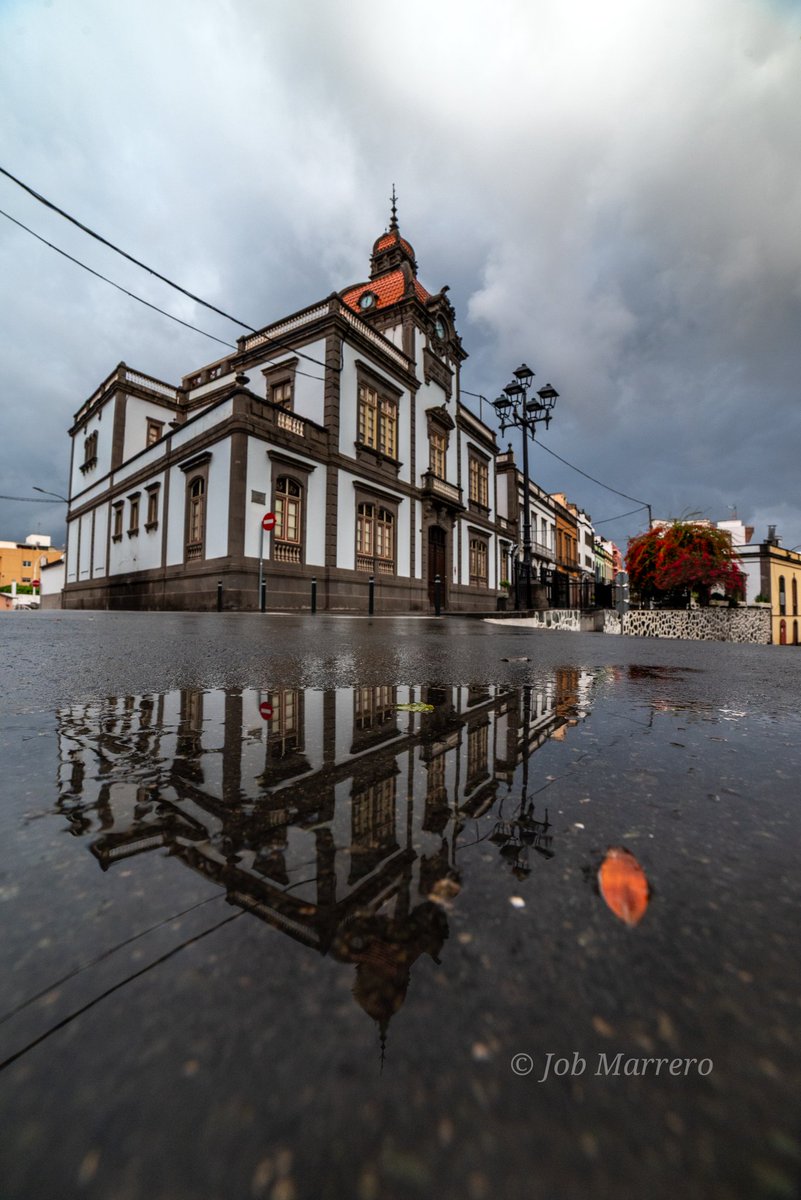 ¡Buenos días! 😊
#HeredaddeAguasdeArucasyFirgas 
Las #lluvias de #otoño 🍂🍁 en #Arucas  #GranCanaria #nubes #reflejos #reflejosdeunaciudad #reflejosdeunaisla

📷 22-11-2025
