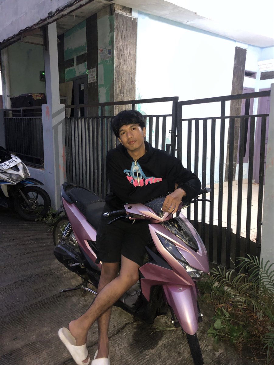 ABrastellion's tweet photo. hai, baru mencoba ni wkwk bantu ya
#GayIndonesia #gay_sma #gayjakarta #gaydepok https://t.co/4WnTAOGnL1