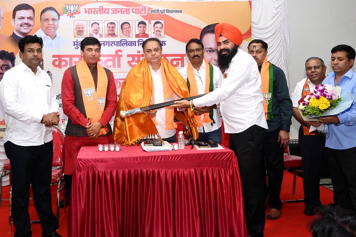 sandhusarabjit7's tweet image. भारतीय जनता पार्टी उत्तर पश्चिम मुंबई, अंधेरी पूर्व विधानसभा मतदारसंघातील बूथप्रमुख, शक्ती केंद्रप्रमुख आणि विविध पदाधिकारी यांचा मेळावा व बैठक मोठ्या उत्साहात पार पडली.
या बैठकीत आगामी मुंबई महानगरपालिका निवडणुकांच्या पार्श्वभूमीवर बूथशक्ती मजबूत करणं, संघटन अधिक बळकट करणं आणि…