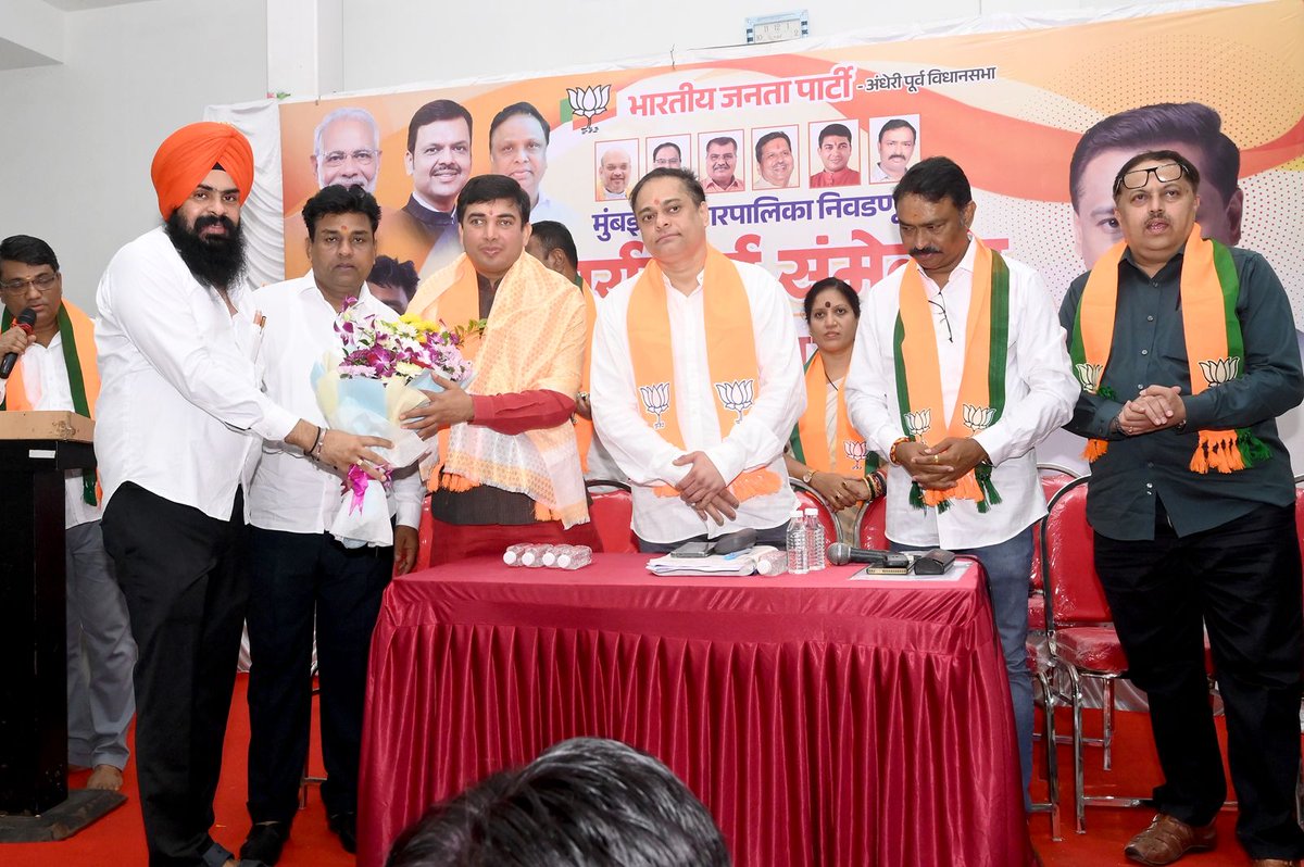 sandhusarabjit7's tweet image. भारतीय जनता पार्टी उत्तर पश्चिम मुंबई, अंधेरी पूर्व विधानसभा मतदारसंघातील बूथप्रमुख, शक्ती केंद्रप्रमुख आणि विविध पदाधिकारी यांचा मेळावा व बैठक मोठ्या उत्साहात पार पडली.
या बैठकीत आगामी मुंबई महानगरपालिका निवडणुकांच्या पार्श्वभूमीवर बूथशक्ती मजबूत करणं, संघटन अधिक बळकट करणं आणि…