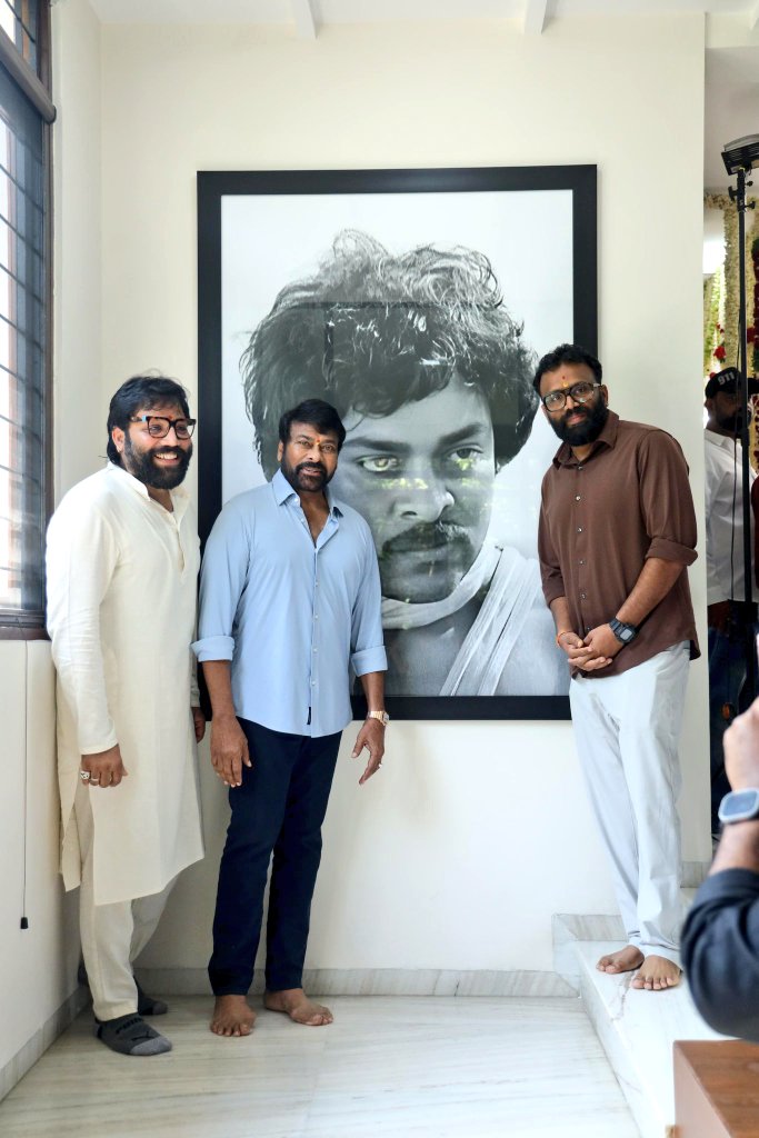 ChiranGV_'s tweet image. A Legend. A Masterpiece. A Fanboy Director. This is not just a photo, it&apos;s a cinematic collision! Sandeep Reddy Vanga with Megastar Chiranjeevi. The ultimate cross-generation respect. 🔥 #Chiranjeevi #SRV #PowerFrame