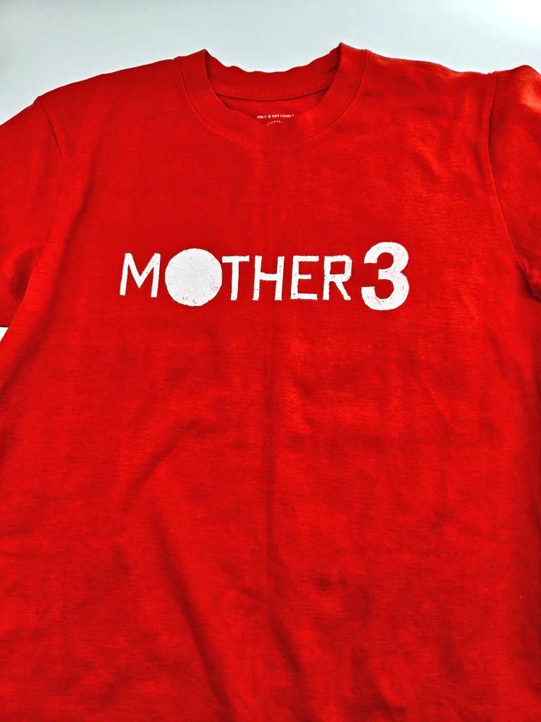 minaminononchi's tweet image. MOTHER3のTシャツ！ヒッパレーズの応援で糸井さんが着ていたのを見て欲しくなり、フリマサイトで購入しちゃいました😆基本的に未使用でお手頃価格のものがあった時に購入するようにしています👕