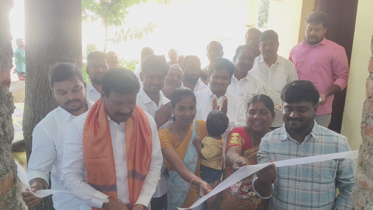 PNReddyBRS's tweet photo. కొడంగల్ నియోజకవర్గం గుండుమాల్ మండలం కొమ్మూరు ఎంపీటీసీ లక్ష్మీ కృష్ణయ్య గౌడ్ గారి నూతన మినరల్ వాటర్ ప్లాంట్ ను ప్రారంచడం జరిగింది..!! https://t.co/juH2XczQ8U