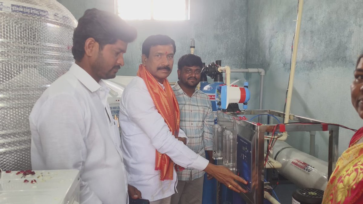 PNReddyBRS's tweet photo. కొడంగల్ నియోజకవర్గం గుండుమాల్ మండలం కొమ్మూరు ఎంపీటీసీ లక్ష్మీ కృష్ణయ్య గౌడ్ గారి నూతన మినరల్ వాటర్ ప్లాంట్ ను ప్రారంచడం జరిగింది..!! https://t.co/juH2XczQ8U