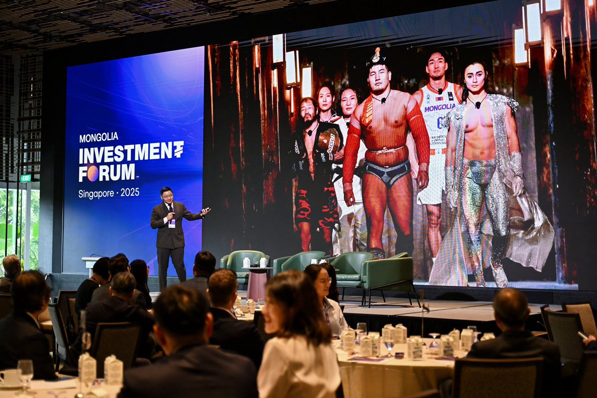 7 хоног Хонконг, Сингапураар яваад ирлээ. 

Хил гаалийн ажилчид, уулзсан, танилцсан гадныхан гээд олон гадныхан манай хэдийг ярьж байна лээ. Авхаалжтай юмаа, хүчтэй юмаа, жуулчид их очих байх даа...

Тэгээд би ч хөөрсөндөө Сингапурт болсон Монголын Хөрөнгө Оруулалтын форумын