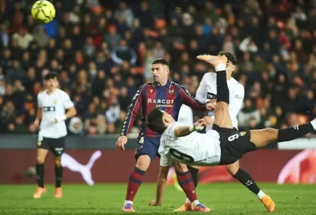 MariaOLAB's tweet image. Lo de tener a la mayoría de granotas rabiando lo más grande hasta el punto de comparar a Hugo Duro con Vinicius es algo que no vi venir 🤣🤣🤣
#siganmamando