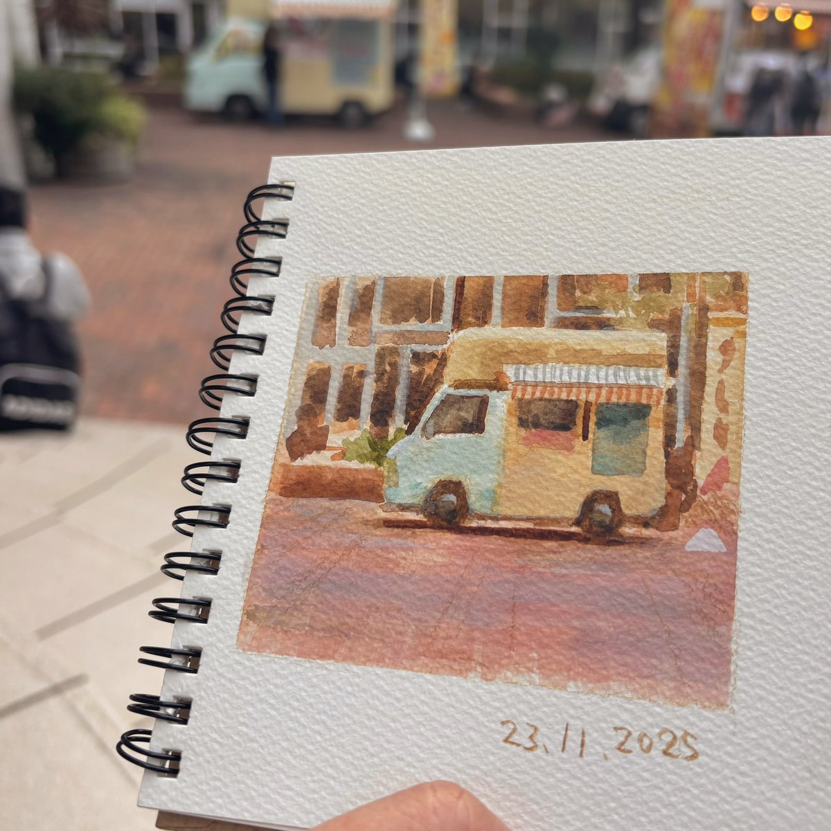 本日は、クリエイティブカンファレンス会場で開催していたウォーキングスケッチ会へ！　会場内に停まっていたフードトラックを描きました。 #ウォーキングスケッチ #CGWCC2025