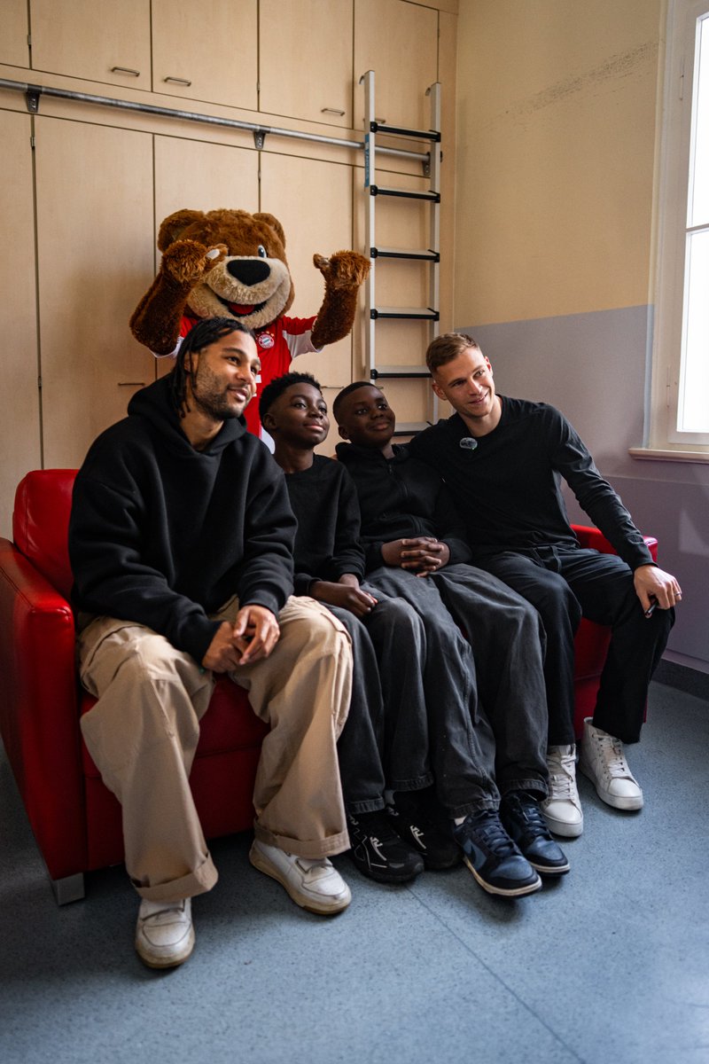 Was für ein besonderer Tag! Gnabry, Kimmich und Berni haben vielen Kids eine große Freude gemacht und die Onkologie der Haunerschen Kinderklinik besucht. Danke an alle, die das möglich gemacht haben! ❤️  

Das ganze Video dazu findet ihr hier 👉 youtu.be/lQwfZbodOSk