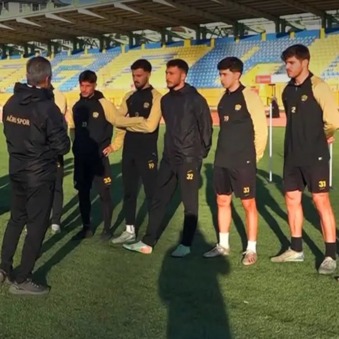 gusholderhaber's tweet image. 17 futbolcusu bahis cezası alan Ağrı 1970 Spor&apos;un kadrosunda 7 kişi kaldı.