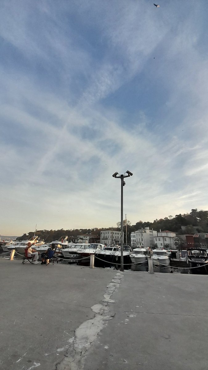 KeremAkalin_'s tweet photo. Istanbul'da bu gri Pazar sabahına uyanıp da, 'Havada bulut yok, bu ne dumandır?' diye soranlara, dünden kareler.

#İstanbul #chemtrails #LoveYourW # https://t.co/Ghx9B6twsZ