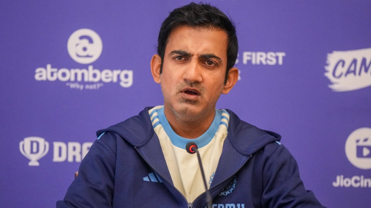 Akshatgoel1408's tweet image. Curious case of Gautam Gambhir :

- A great batter in his time who played crucial part in winning us the T20 WC 2007 &amp;amp; 2011 WC.

- Won IPL twice as captain (2012, 2014)

- Used to thrash BCCI &amp;amp; coaches for favouritism, wrong selections &amp;amp; team losses.

- Appointed as coach,…
