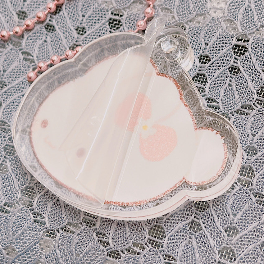 だいふくうさぎちゃんアクリルミニブロックキーホルダー(自立型)50mm届きました!引用元のフィギュア大サイズと同じくらい🐰✨

両面印刷で角度によって裏の絵が透けてしまいますがうさぎちゃんは嬉しそう👀
保護フィルムがついてるので剥がしてくださいね!🙏 